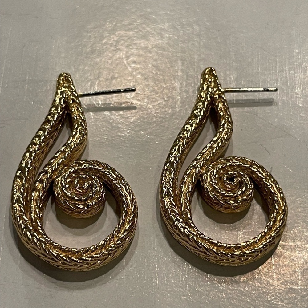 Vintage Womens Gold Tone Swirl Woven 2” Pierced Unbranded Earrings